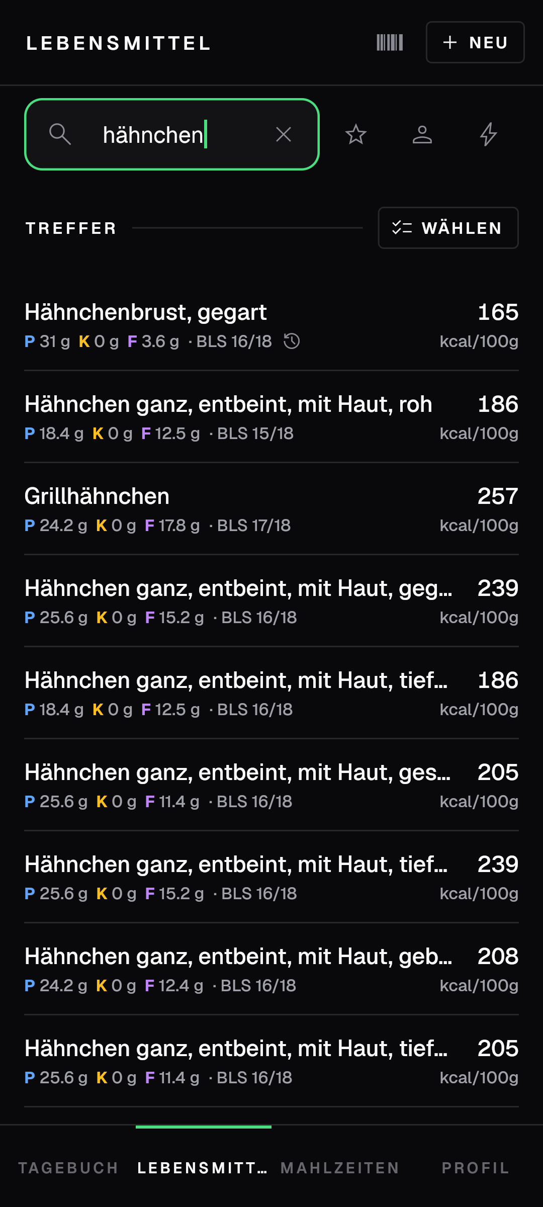 Lebensmittelsuche in Pensum: Auf die Eingabe hähnchen steht Hähnchenbrust, gegart aus dem BLS ganz oben, darunter weitere Hähnchenteile mit Makros und kcal pro 100 g